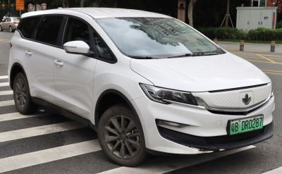 2022 Livan Maple 80V 3/4 front-right view