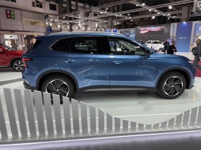 Electric SUV side profile with aerodynamic body and distinctive alloy wheels