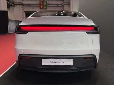 Rear view with full-width LED light bar and modern taillights
