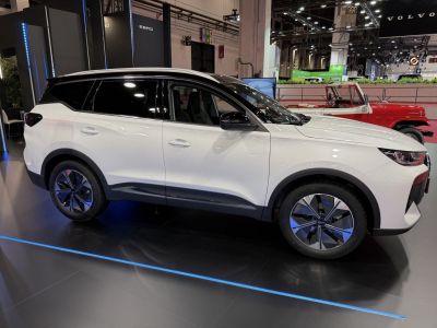 Side profile of a modern SUV with aerodynamic design and stylish wheels