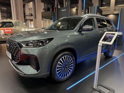 2025 EBRO s800 3/4 front-left view