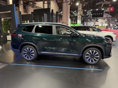 Side profile of SUV with alloy wheels