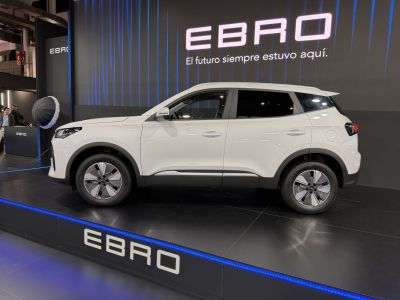 Side view of electric SUV with aerodynamic wheels