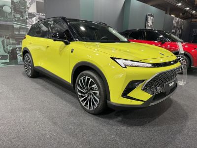 Bold front grille and LED headlights on a two-tone yellow and black SUV