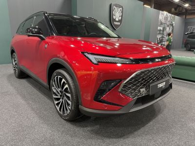 SUV front end with LED headlights and diamond-pattern grille