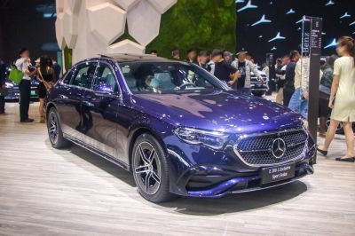 Front grille and alloy wheel design of a sport sedan
