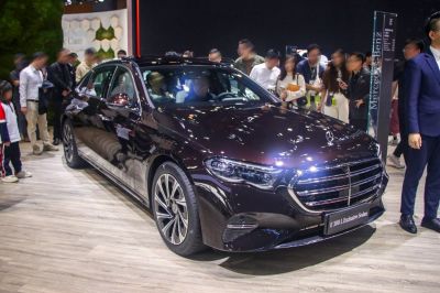 Front-side view with LED headlights and alloy wheels