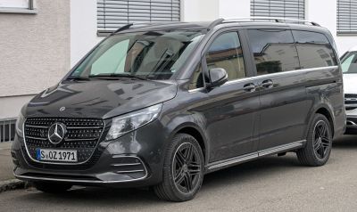 Front-side view of Mercedes-Benz V-class Long with facelift grille and headlights