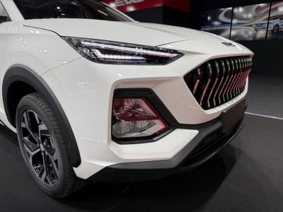 Front end with LED headlights and vertical slat grille