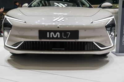 Front view with LED headlights and aerodynamic grille
