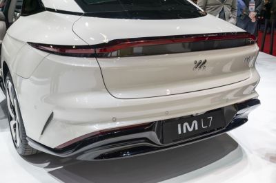 Rear end and continuous tail light design