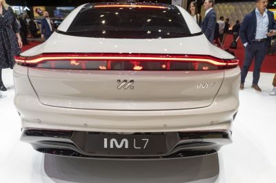 Rear view with LED tail light bar and IM L7 badge