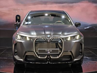 Front view with large kidney grille and LED headlights