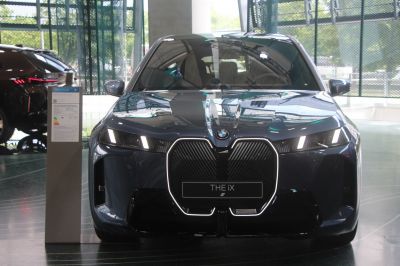 Illuminated kidney grille and vertical LED headlights front view