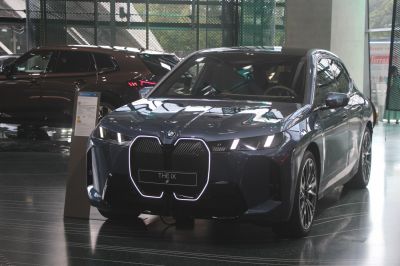 Electric SUV front with illuminated kidney grille and LED headlights
