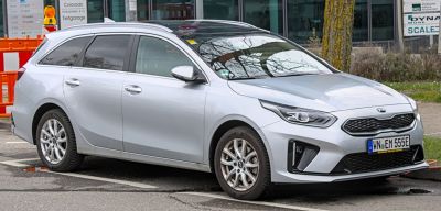 Front side with headlights and alloy wheels