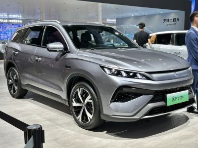 2025 BYD Song Pro (facelift 2024) 3/4 front-right view