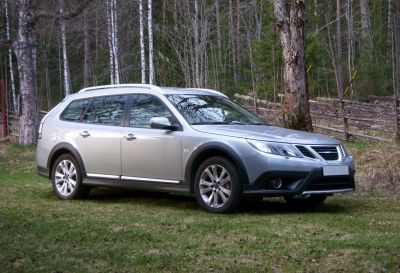 Crossover wagon with black cladding and alloy wheels