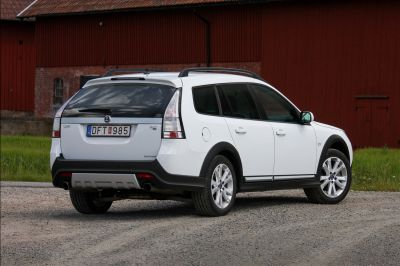 White wagon rear view with roof rails and black cladding