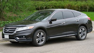 Mid-size crossover SUV with chrome grille and alloy wheels