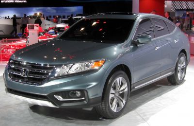 Front-side view of a modern SUV with chrome grille and alloy wheels