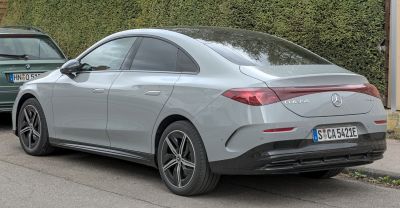 Aerodynamic rear design with continuous light bar and alloy wheels