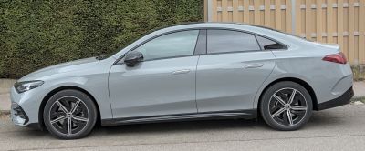 Aerodynamic four-door saloon with recessed handles and alloy wheels