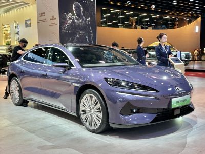 2025 Denza Z9 3/4 front-right view