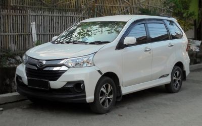2016 Daihatsu Xenia II (F650, facelift 2015) 3/4 front-left view