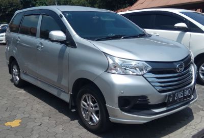 Silver MPV with chrome grille and alloy wheels