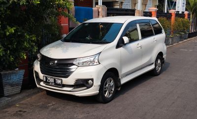 Front and side profile of a compact multi-purpose vehicle with modern headlights and alloy wheels