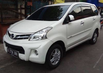 White compact MPV with alloy wheels and integrated fog lights