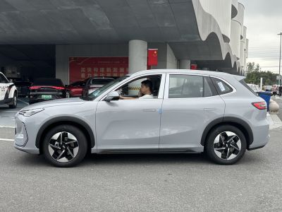 Side profile of a modern electric SUV with aerodynamic alloy wheels and flush door handles