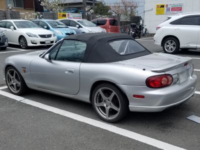 Convertible with black soft top, rear spoiler, five-spoke alloy wheels