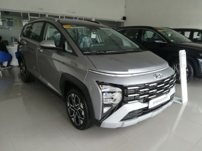 Front grille and modern split headlight design of a compact SUV