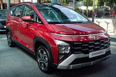 Front close-up with LED headlights and bold grille