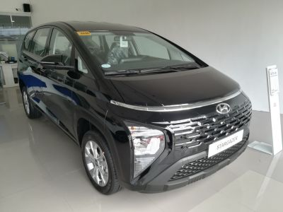 Front grille and headlight design of a sleek black SUV