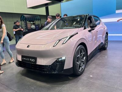 2025 Lynk & Co Z20 3/4 front-left view