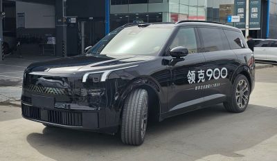 2025 Lynk & Co 900 3/4 front-left view