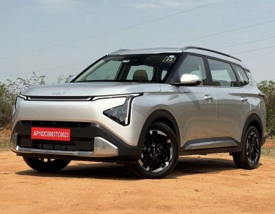 Distinctive front fascia with LED headlights and facelift design