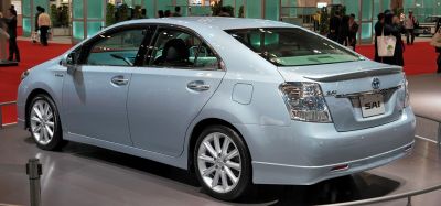 Rear and side profile with hybrid badge and alloy wheels