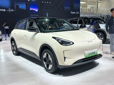 2025 Geely Xingyuan 3/4 front-right view