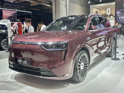 2025 AITO M8 3/4 front-left view