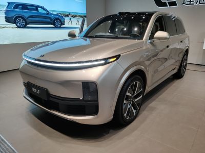 Sleek SUV front with LED light bar and aerodynamic wheels