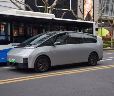 Futuristic front, aerodynamic MPV body, tinted windows, low-profile wheels