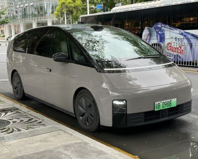 Aerodynamic electric vehicle with integrated headlights and smooth curved body