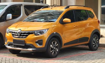 Front-side view of compact SUV with detailed grille and alloy wheels