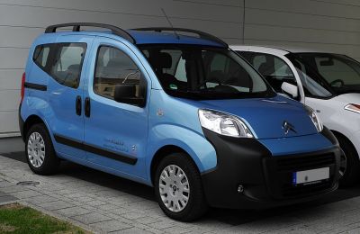 Compact MPV with sliding doors and roof rails