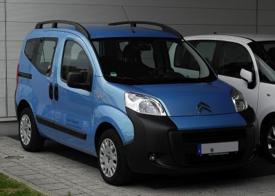 Compact MPV with sliding doors and roof rails