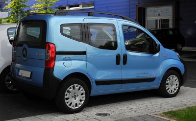 Compact MPV with sliding rear doors and roof rails